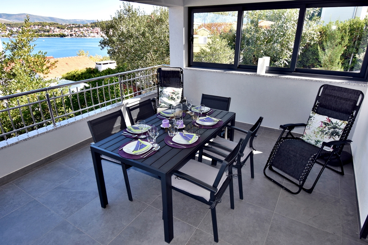 Vrhunsko urejena hiša na Čiovu/Okrug Gornji s prekrasnim odprtim razgledom